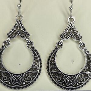 Elegant Silver Dangle Earrings  🎁BOGO🎁 On Earings with Gift Symbol🎁